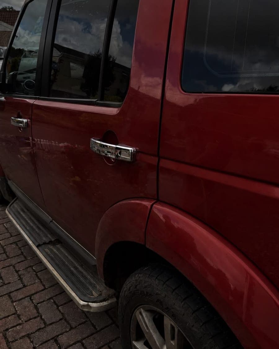 Dull, dirty red Land Rover Discovery paintwork before valeting